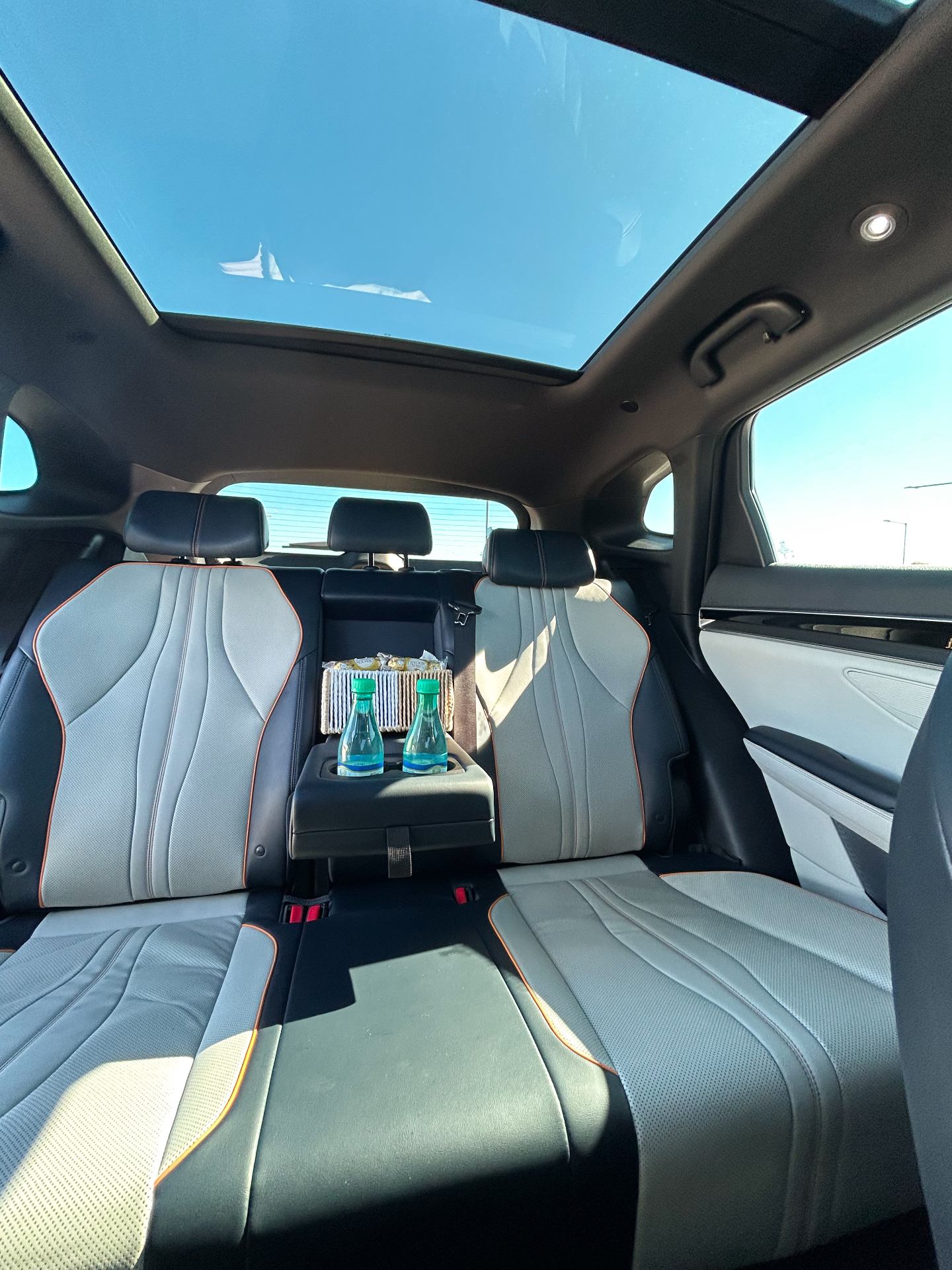 Interior premium com cortesias a bordo: água mineral e chocolates para os passageiros