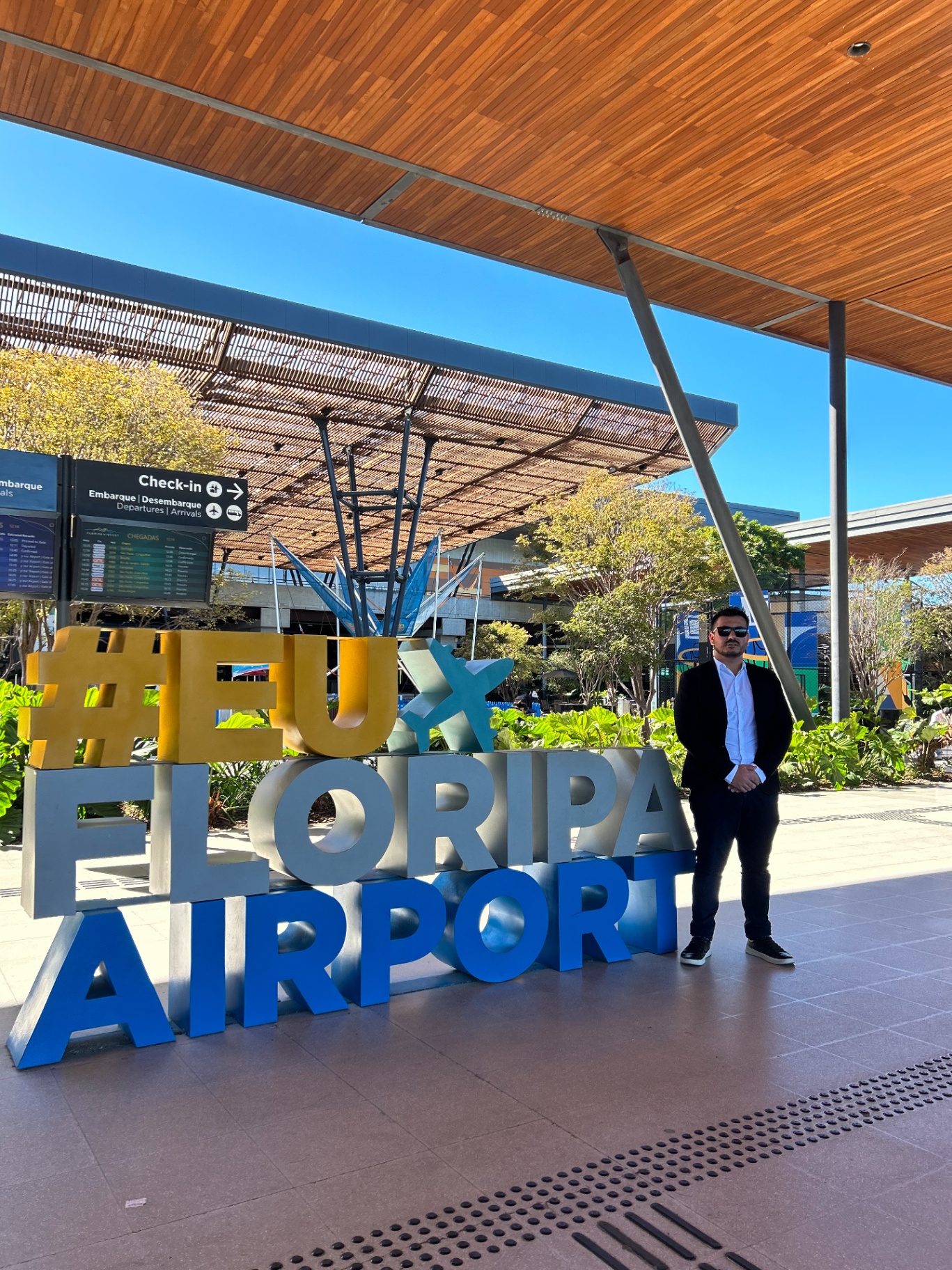 Motorista da Douglas Transfer no acesso ao Aeroporto Internacional Hercílio Luz, em Florianópolis