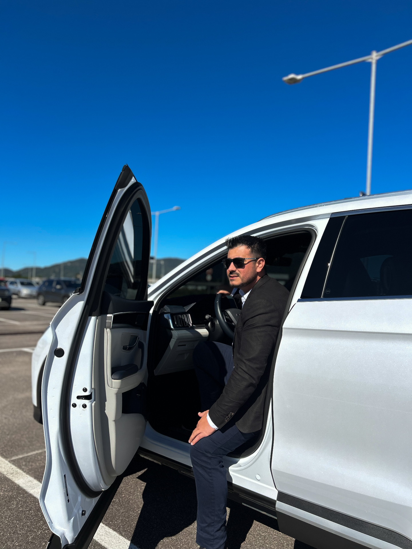 Passageira embarcando em SUV executivo da Douglas Transfer com auxílio do motorista